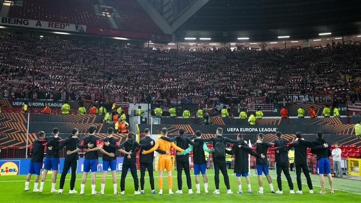 Jugadores del Athletic y aficionados desplazados hasta Manchester cantando juntos.
