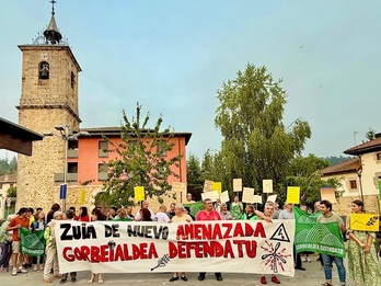 Zuian protesta egin zuten ekainean, proiektuaren aurka.