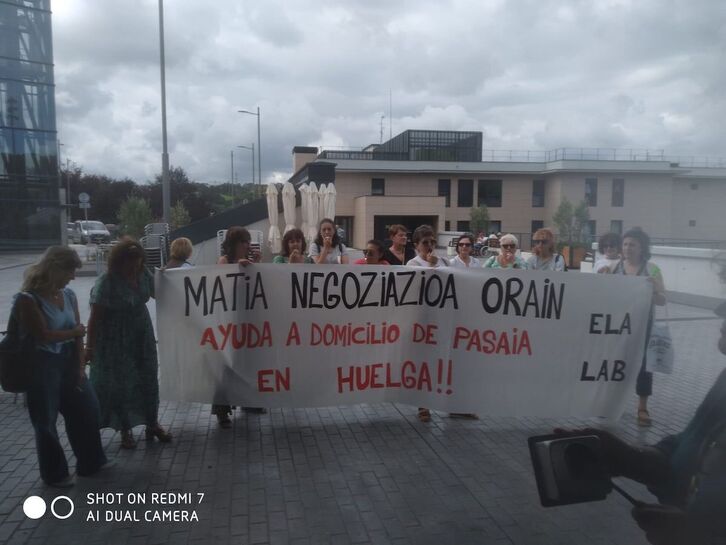 Las trabajadoras demandan un servicio de atención domiciliaria público.