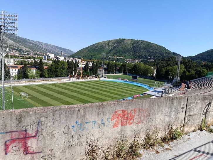 El estadio Bijelim Brijegom era la casa del Velez Mostar, pero tras la guerra pasó a ser el feudo del Zrinjski.