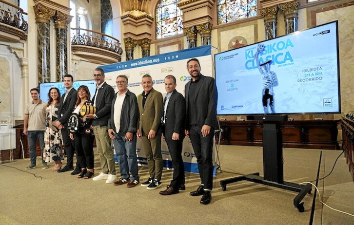 44. Donostiako Klasikoaren aurkezpenean, erakunde eta babesleen ordezkariak.