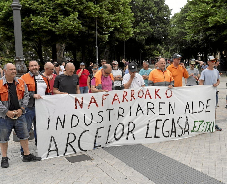 La plantilla llevó sus movilizaciones hasta las puertas del Parlamento de Nafarroa.
