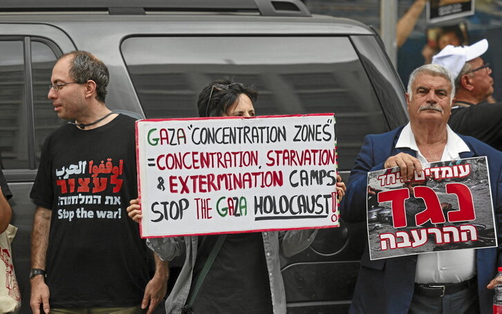 Manifestantes frente al consulado de Estados Unidos en Tel Aviv.