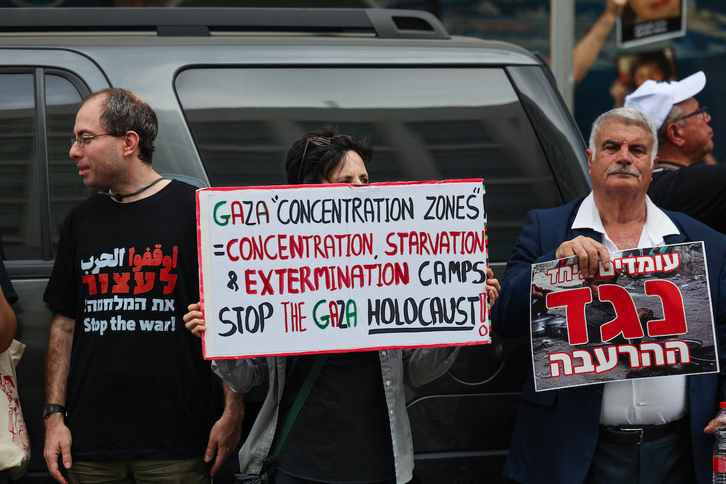 Manifestantes frente al consulado de Estados Unidos en Tel Aviv.