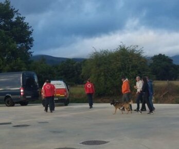 Efectivos de la Cruz Roja, en la búsqueda de la mujer en Barrundia.