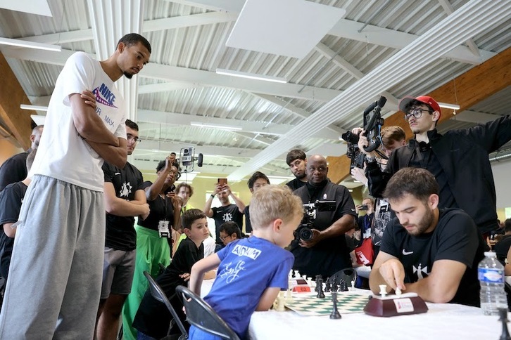 La estrella Victor Wembanyama, atento a las partidas de ajedrez del «Hoop Gambit» organizado por él mismo.
