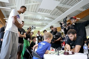 La estrella Victor Wembanyama, atento a las partidas de ajedrez del «Hoop Gambit» organizado por él mismo.