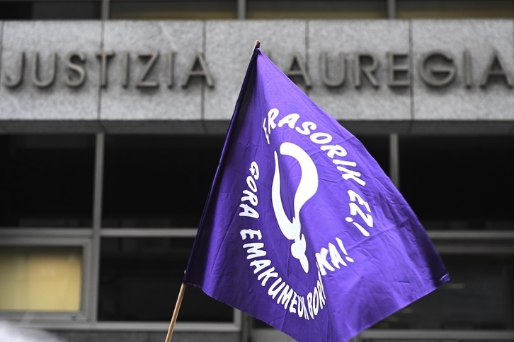Justizia Jauregiaren aurrean egindako protesta batean egindako argazkia.
