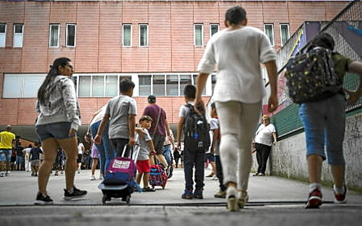 Ikasleak eskolara heltzen.