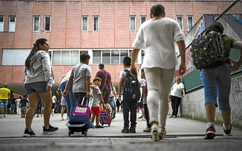 Ikasleak eskolara heltzen.