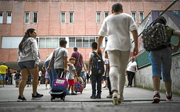 Ikasleak eskolara heltzen.