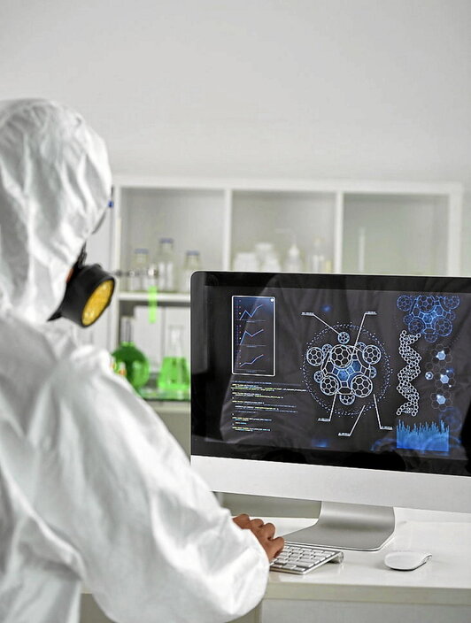 Laborategiko ikerlari bat ordenagailuarekin lanean.