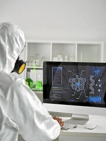 Laborategiko ikerlari bat ordenagailuarekin lanean.