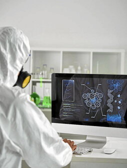 Laborategiko ikerlari bat ordenagailuarekin lanean.