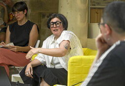 Danele Sarriugarte aurkezpenean,  Alba Garmendia moderatzailea eta Mijo Lizarzaburu solaskidea alboan dituela.