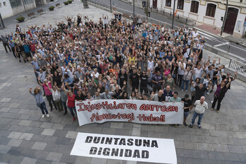 El tejido social y asociativo de Alonsotegi, junto con el Ayuntamiento, se han concentrado este miércoles.