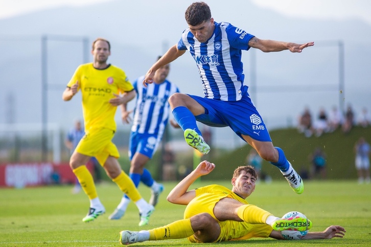 Aleñá intenta sortear a un rival del Girona.