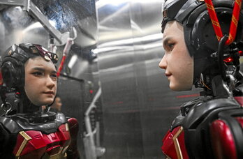 Un robot humanoide desarrollado por la empresa Digit, en un ascensor durante la conferencia mundial de la IA (WAIC) celebrada el pasado fin de semana en Shanghái.