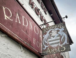 Fachada del pub Radnor Arms, que ha vuelto a abrir sus puertas gracias al esfuerzo de un colectivo popular de la localidad de New Radnor, en Gales.