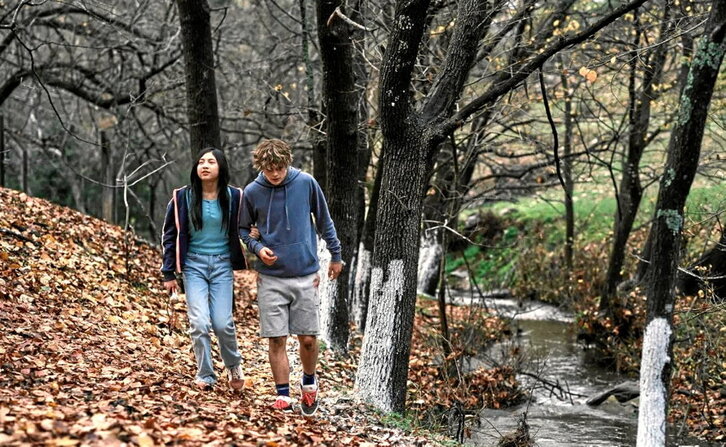 Andy (Billy Barratt) eta Piper (Sora Wong), filmeko eszena batean .