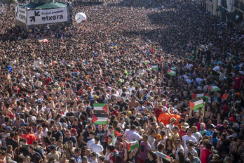 Banderas palestinas y la demanda de Etxerat, en el arranque festivo de hace un año en Gasteiz.