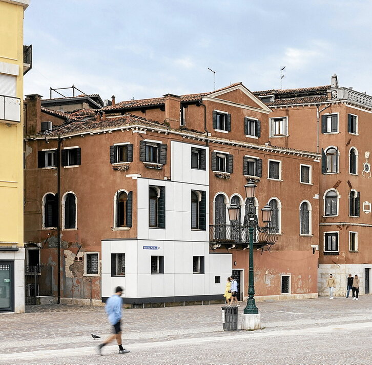 Irudietan, Estoniako pabiloiak, aurtengo Veneziako Arkitektura Biurtekoan, esku hartze adierazgarria eskaintzen du fatxaden gaiak.