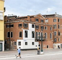 Irudietan, Estoniako pabiloiak, aurtengo Veneziako Arkitektura Biurtekoan, esku hartze adierazgarria eskaintzen du fatxaden gaiak.