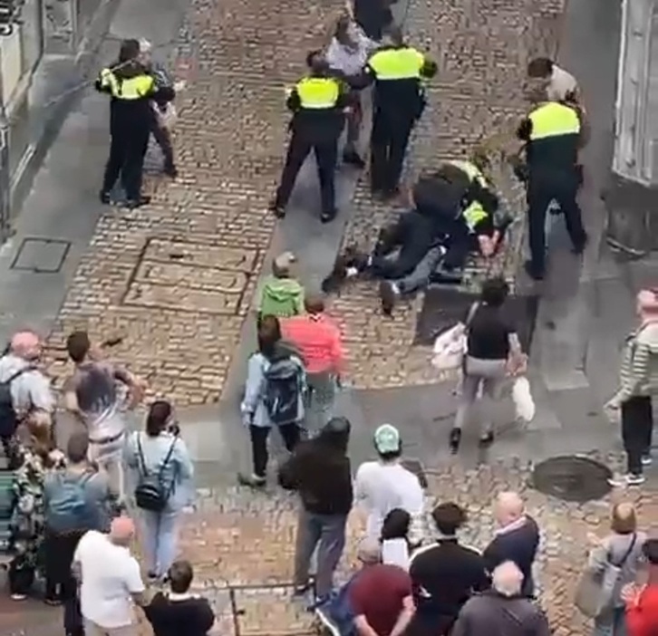 Captura de un víde que capto la detención de un mantero el miércoles en el Casco Viejo bilbaino.