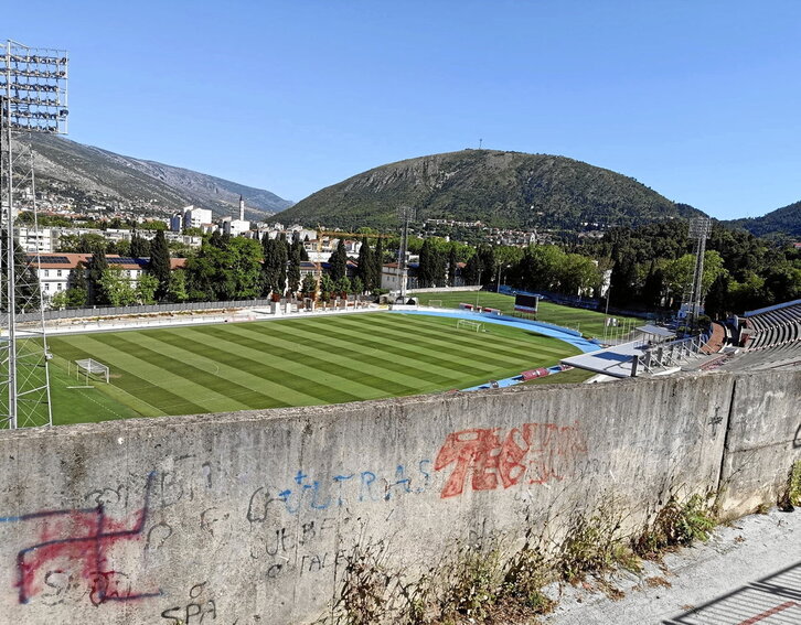 El estadio Bijelim Brijegom era la casa del Velez Mostar, pero tras la guerra pasó a ser el feudo del Zrinjski.