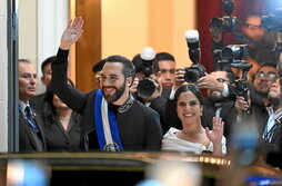 Nayib Bukele y su esposa, Gabriela Rodríguez, salen del Teatro Nacional tras el discurso por el primer año de su segundo mandato.