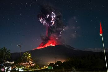 Espectacular imagen con varios rayos «flotando» sobre la inmensa columna de humo y ceniza.
