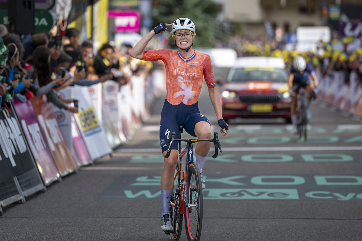 Demi Vollering entra en meta como ganadora de la octava etapa del Tour. (Jean-Pierre MULLER/AFP)