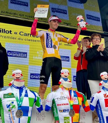 Markel Beloki, pozarren podiumean. 