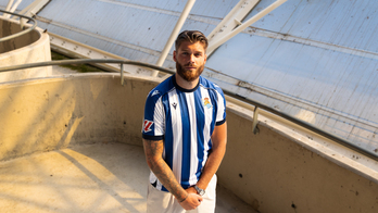Caleta-Car ya posa con la samiseta de la Real en Anoeta.