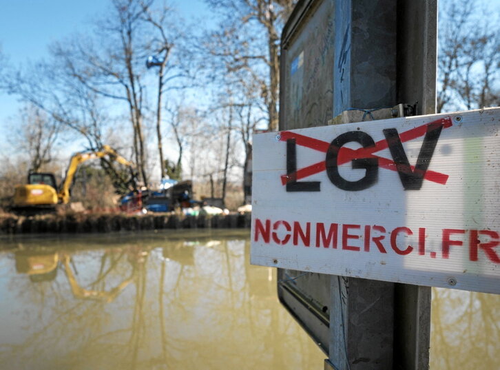 Abiadura handiko trenaren aurkako kartela, Saint Jory herrian.