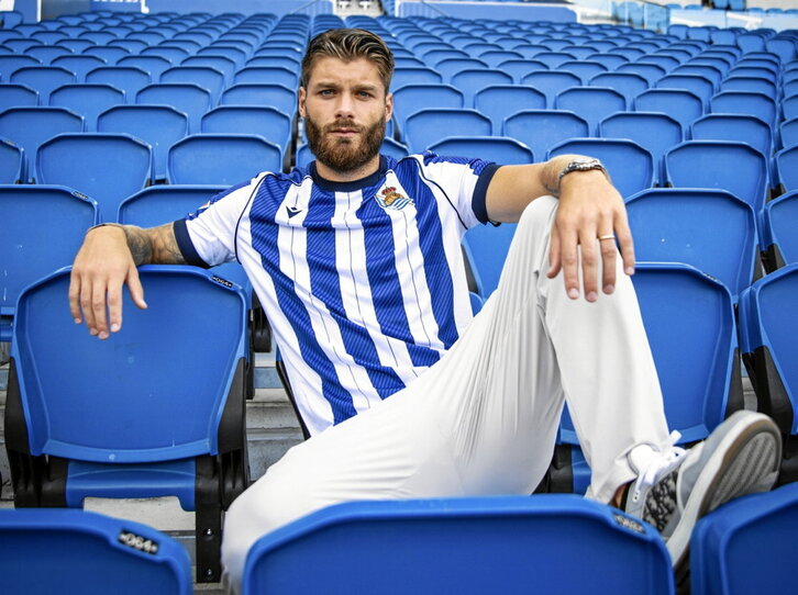 Caleta-Car ya posa con la camiseta txuri-urdin en Anoeta.