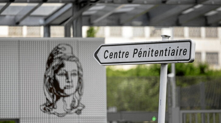 Entrada a la prisión de Fresnes, en París.