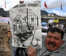 Un hombre celebra el fallo en Bogotá.