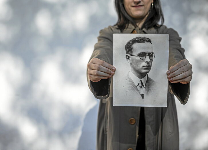 Lauaxetaren argazki zahar bat eta bere gabardina izandakoa, ezkerrean. Eskuinean, Bizkaiko Foru Aldundiak sortutako erakusketa.