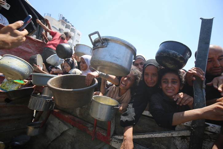 Menores desesperados en busca de alimentos en Gaza.