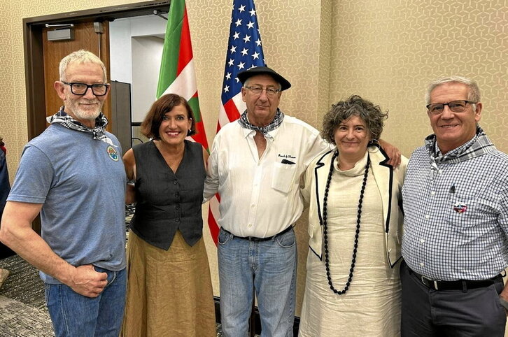 Euskal Etxepare Institutuko eta NABOko langileak, hitzarmena sinatu ostean.