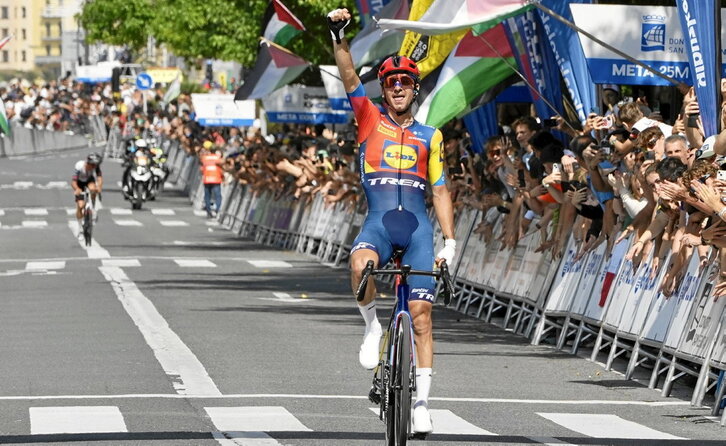 Giulio Ciccone celebra su mejor triunfo de la temporada. El podio fue correspondido con un aurresku.
