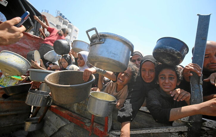 Menores desesperados tratan de conseguir comida en Gaza.