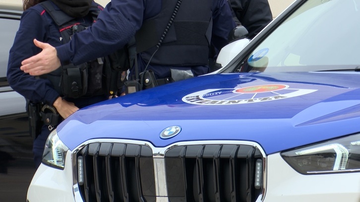 La Ertzaintza investiga la quema de los contenedores en Bilbo.