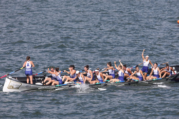 Arraun Lagunak, aurreko estropada batean garaipena ospatzen.