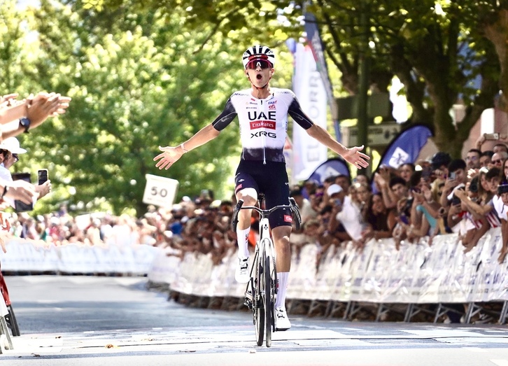 Del Toro celebra su victoria en Akarlanda.