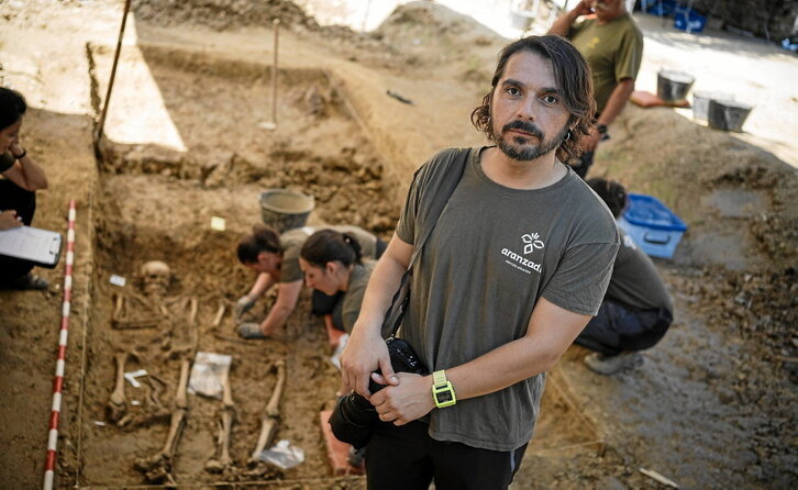 De arriba a abajo, un nieto cubre la fosa de su abuelo en Parasimón (2017, Asturias); una reconstrucción en vivo y un tríptico de Urduña.