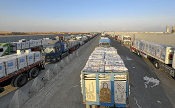 Miles de camiones están bloqueados por Israel en pasos fronterizos como el de Rafah.