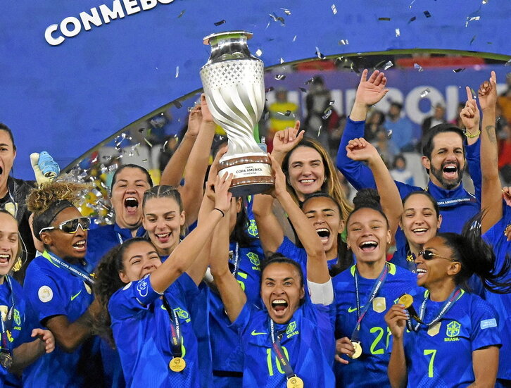 Marta levanta el trofeo de la Copa América, que Brasil conquistó por novena ocasión, después de que su equipo se impusiera a Colombia en la tanda de penaltis.