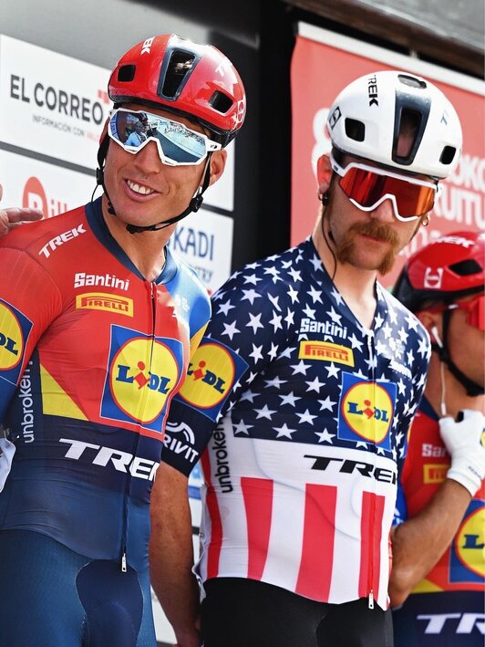 Aleix Espargaró con el estadounidense Quinn Simmons en Getxo.